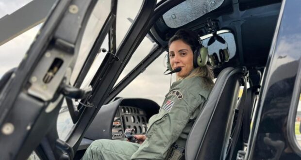 Delegada Ana Carolina Del Picchia e o helicóptero da Polícia Civil. Foto: Governo de São Paulo/Divulgação