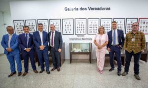 Documentos, fotos e objetos antigos usados na Câmara estão expostos no Parlamento 26 de Março