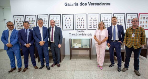 Documentos, fotos e objetos antigos usados na Câmara estão expostos no Parlamento 26 de Março