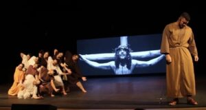 Com cinco sessões lotadas, a encenação uniu fé, arte e cultura popular, e já faz parte do calendário oficial da cidade