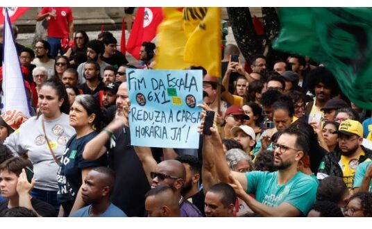 Seis em cada 10 brasileiros apoiam a redução da jornada de trabalho