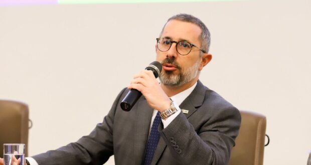 O ministro da CGU, Vinícius de Carvalho, explicou que o objetivo da suspensão é reorganizar o sistema do INSS.