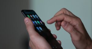 Sempre que um chip novo for inserido em um celular cadastrado como roubado, furtado ou perdido no sistema, o aparelho recebe mensagem de alerta via WhatsApp dos números verificados do MJSP: (61) 2025-3000 ou (61) 2025-3003