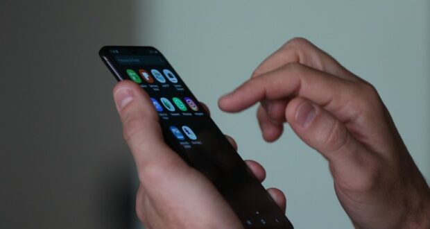 Sempre que um chip novo for inserido em um celular cadastrado como roubado, furtado ou perdido no sistema, o aparelho recebe mensagem de alerta via WhatsApp dos números verificados do MJSP: (61) 2025-3000 ou (61) 2025-3003