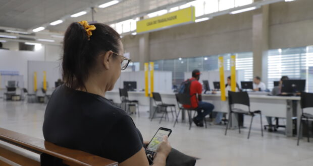 Casa do Trabalhador de Barueri anuncia 14 vagas entre 6 e 12 de maio, com salários de até R$ 4.000,00 e diversos níveis escolares.