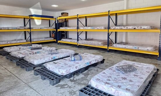Frio intenso em Cotia: Prefeitura instala alojamento provisório para pessoas em situação de rua