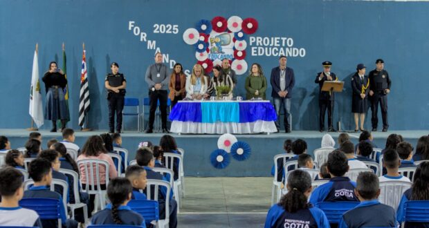 GCM de Cotia forma 600 alunos do 5º ano no Projeto Educando, que combate drogas e violência; mais de 28 mil já participaram.