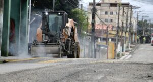 Rua Amapá, no Jardim Rosalina, receberá 560m de asfalto novo pelo Programa Asfaltaço da Prefeitura de Cotia.