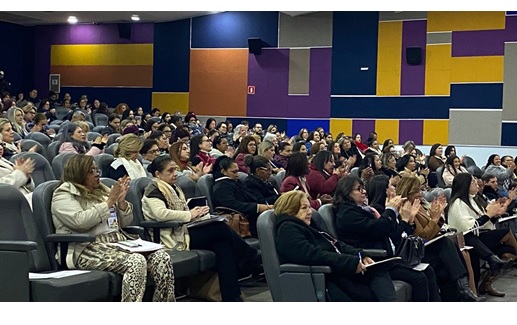 Mais de 300 mulheres participam da 2ª Conferência Regional em Itapevi, retomando debate sobre igualdade de gênero após 10 anos.