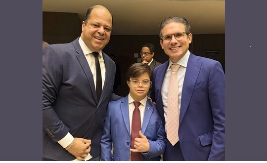 João Pedro, jovem com Down, realiza sonho ao visitar a Câmara dos Deputados e expressar desejo de ser deputado no futuro.