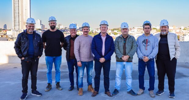 Prefeito em exercício de Osasco, Lau Alencar, visita obras da Cidade da Polícia ao lado de equipe técnica e secretaria de Segurança.