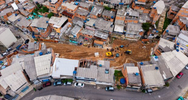Prefeito de Osasco visita obras do Morro do Sabão, parte do Projeto Pró-Moradia, para acompanhar o avanço das intervenções.