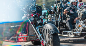 Ecovias Raposo Castello participa do 1º Itapevi Moto Fest com distribuição de antenas corta-pipa em ação pelo Dia do Motociclista.