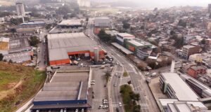 A Feira Noturna do Jardim Silveira volta à Av. Alziro Soares a partir de 11 de julho, após reunião entre secretarias e comércio.