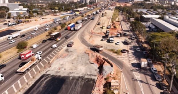 A criação da nova alça, em caráter provisório, tem como objetivo principal melhorar a fluidez do tráfego local durante o avanço das obras da rodovia