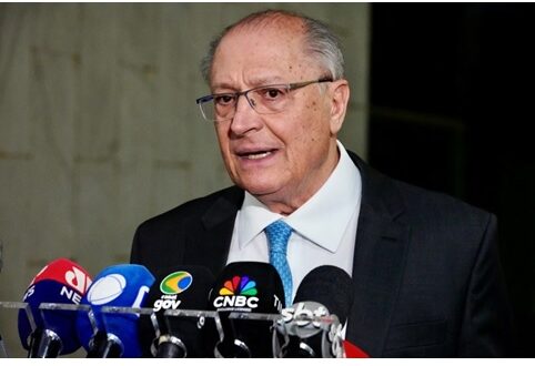Alckmin conversa com a imprensa após novas reuniões com representantes do setor produtivo.