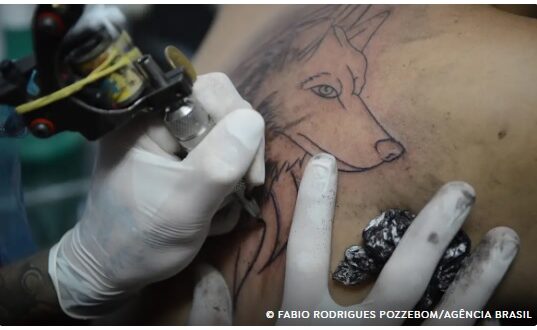 Nova norma do CFM veta médicos de aplicar anestesia geral, local ou sedação em procedimentos de tatuagem, em qualquer situação.