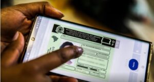 Custo da CNH para motos e carros pode cair 80%, com proposta do governo que prevê fim da exigência de aulas em autoescolas.