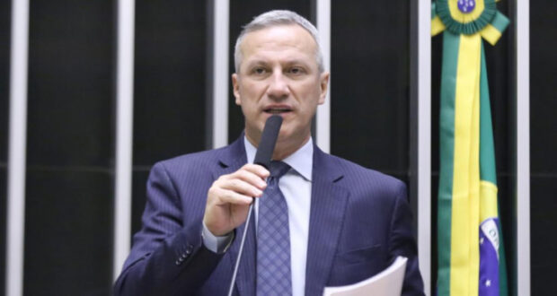 Pedido da PGR para condenar Bolsonaro por tentativa de golpe gera fortes reações da oposição no Congresso Nacional.