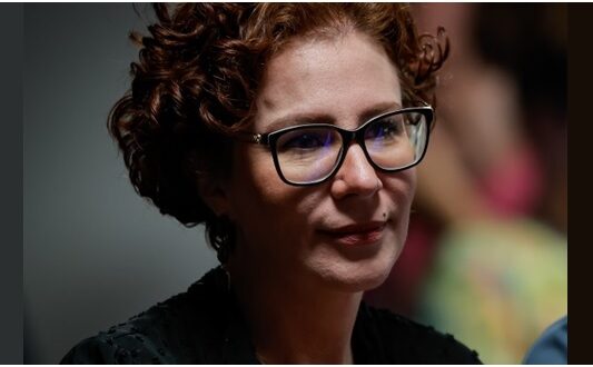 Deputada Carla Zambelli é presa na Itália após ordem do STF e inclusão na lista vermelha da Interpol. Prisão ocorreu em Roma.