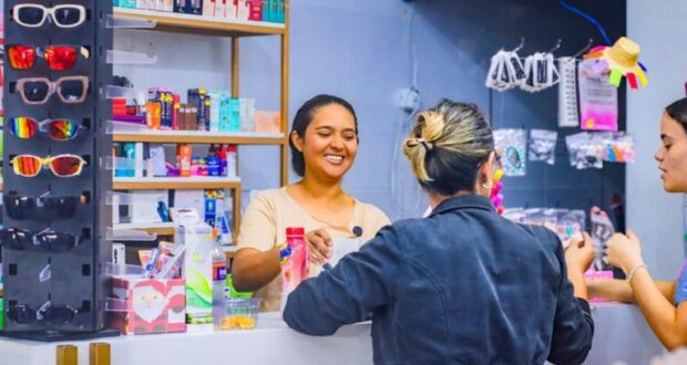 Moradora da Paraíba, Lilian usou o crédito do Programa Acredita para abrir sua loja e impulsionar o próprio negócio.