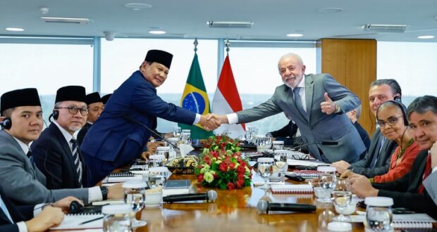 Presidentes Lula e Prabowo reforçam laços estratégicos entre Brasil e Indonésia em reunião no Palácio do Planalto, em Brasília.