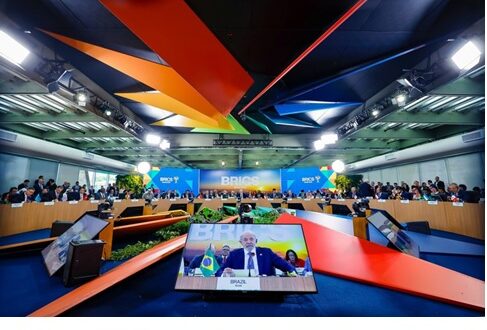 Na Cúpula do BRICS, Lula defende combate à fome e desigualdade como caminhos para enfrentar mudanças climáticas e proteger a saúde global.