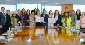 Nova lei sancionada por Lula obriga estatais a reservarem 30% das vagas em conselhos de administração para mulheres.