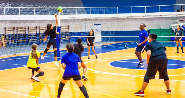 Cotia promove o projeto Férias na Esportiva com atividades gratuitas de 16 a 25 de julho no Ginásio de Esportes ao lado do Mercado Municipal.