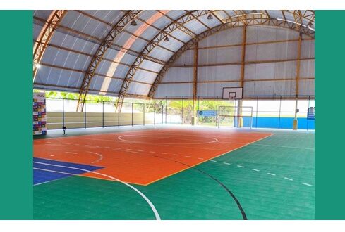 E.M Caputera ganha revitalização da quadra esportiva e o projeto “Brincando na Quadra”