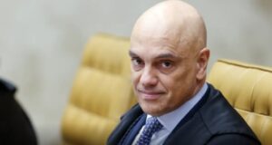 EUA aplicam sanção contra Alexandre de Moraes por ação do 8 de janeiro. Governo Trump alega ainda que Moraes viola liberdade de expressão.