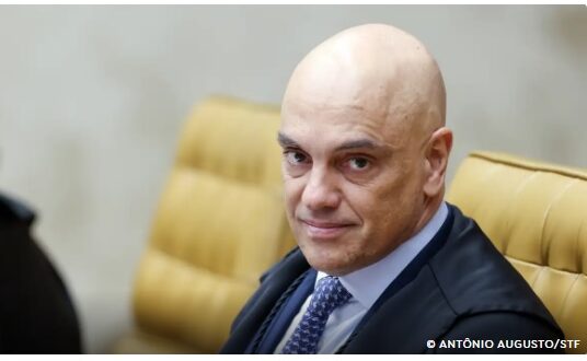 EUA aplicam sanção contra Alexandre de Moraes por ação do 8 de janeiro. Governo Trump alega ainda que Moraes viola liberdade de expressão.