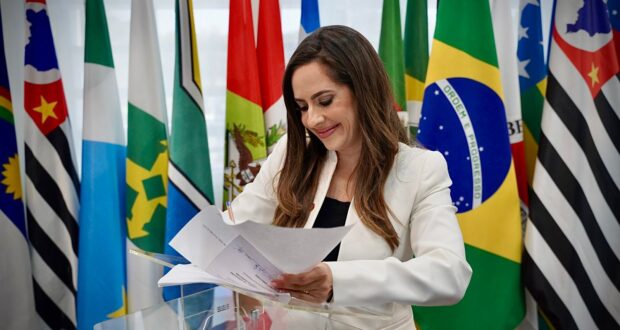 Camila Godoi toma posse como deputada estadual na ALESP, em cerimônia no Salão Nobre, marcando um momento histórico para Itapevi.