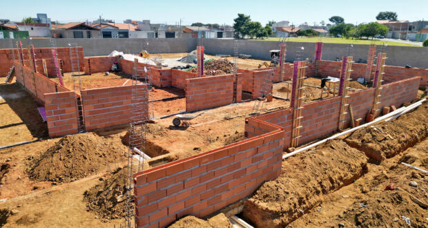 Construção da UBS do Jardim Imperial avança com instalação de ferragens dos pilares, cerca de 15 dias após início das obras.
