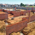 Construção da UBS do Jardim Imperial avança com instalação de ferragens dos pilares, cerca de 15 dias após início das obras.