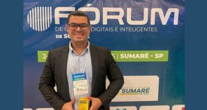 Prefeito de Mogi Guaçu é reconhecido como Prefeito Inovador por seu destaque com o programa Guaçu Digital no evento em Sumaré.