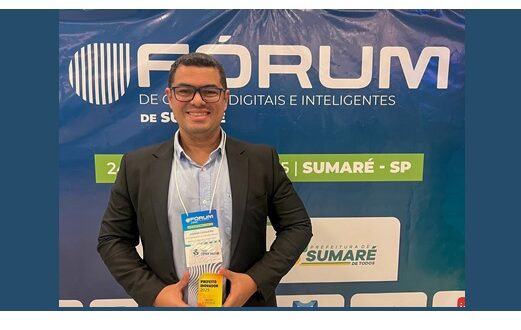 Prefeito de Mogi Guaçu é reconhecido como Prefeito Inovador por seu destaque com o programa Guaçu Digital no evento em Sumaré.