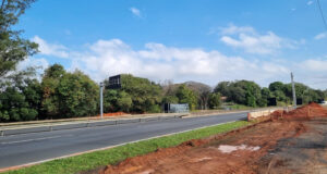 Sorocabana realiza operação de içamento de treliça metálica na SP-270, km 111, em Sorocaba, na noite de sexta-feira (25/07).