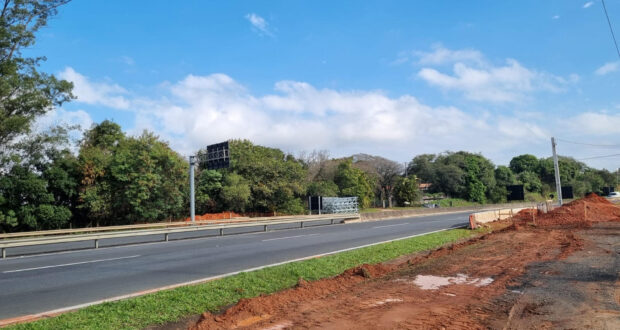 Sorocabana realiza operação de içamento de treliça metálica na SP-270, km 111, em Sorocaba, na noite de sexta-feira (25/07).