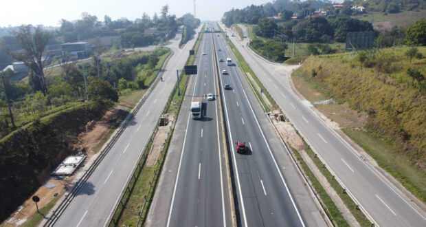 Sorocabana faz operação noturna para içar treliças no km 94 da SP-270, em Sorocaba, com interdições a partir das 22h.