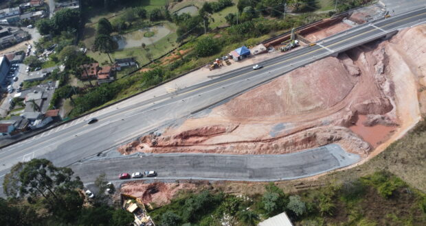 ViaOeste lança vigas de viaduto na Raposo Tavares (SP-270) em São Roque