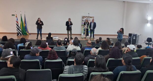 Evento “Café com Libras” marcou os 15 anos da SDPD, reunindo comunidade surda, familiares e estudantes de Libras.