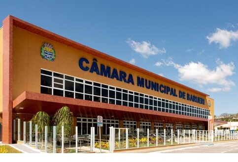 Sessões e eventos da Câmara de Barueri passam a ter tradução simultânea em Libras, ampliando a acessibilidade.