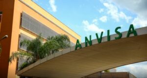 Voranigo®, medicamento da Servier, recebe registro da Anvisa para tratamento diário de câncer cerebral.