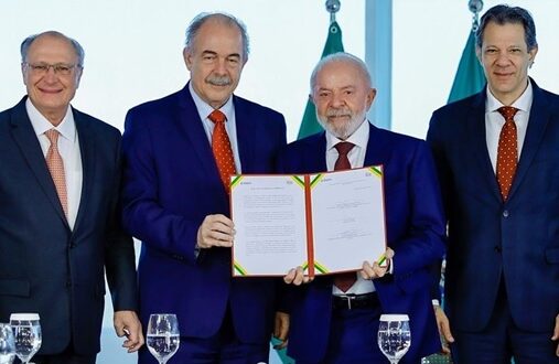 Presidente Lula anuncia ampliação de financiamento para projetos que difundem máquinas e equipamentos 4.0 no país.