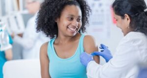 Cobertura vacinal em meninas chega a 82% e em meninos a 67%, protegendo contra diversos tipos de câncer relacionados ao HPV.