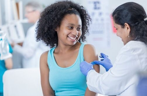 Cobertura vacinal em meninas chega a 82% e em meninos a 67%, protegendo contra diversos tipos de câncer relacionados ao HPV.