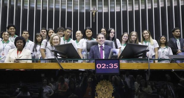 PL 2628/2022 estabelece regras para prevenção de crimes digitais contra crianças e adolescentes em apps, jogos e redes sociais.