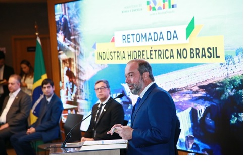 Governo Federal contrata 815,6 MW em 65 novas usinas hidrelétricas no Leilão A-5, com R$ 8 bi em investimentos até 2030.