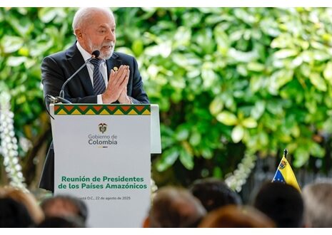 Em Bogotá, Lula destaca que só uma ação conjunta dos países pode combater mudanças climáticas e proteger a Amazônia.
